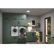 Tvättstuga med tvättmaskin, torktumlare och förvaringslösningar i en organiserad design