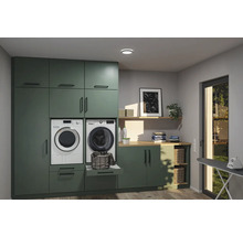 Tvättstuga med tvättmaskin, torktumlare, hyllor och strykbräda