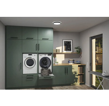 Tvättstuga med tvättmaskin, torktumlare, skåp, arbetsbänk och strykbräda