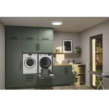 Tvättstuga med tvättmaskin, torktumlare, tvättsorterare, skåp och hyllor