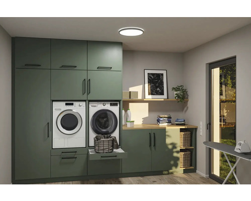 Tvättstuga med tvättmaskin, torktumlare, tvättsorterare, skåp och hyllor