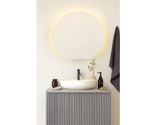 Badrum med rund spegel, handfat och underskåp