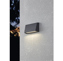 Grå vägglampa för utomhusbruk på en strukturerad vägg