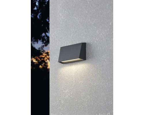 Grå vägglampa för utomhusbruk på en strukturerad vägg