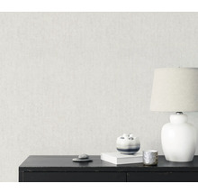 Tapet på en vägg med bord och dekoration