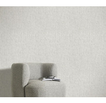 Närbild av en strukturtapet i ett rum med en fåtölj