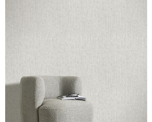 Närbild av en strukturtapet i ett rum med en fåtölj