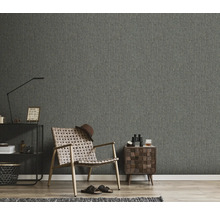 Vardagsrum med grå tapet, fåtölj och sidobord