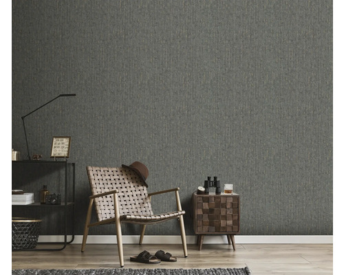 Vardagsrum med grå tapet, fåtölj och sidobord