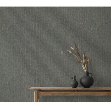 Scen med mönstrad tapet, träbord och dekoration