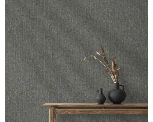 Scen med mönstrad tapet, träbord och dekoration