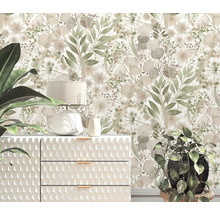 Miljöbild med byrå, lampa, krukväxter och blommig tapet