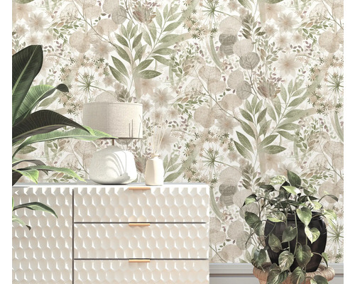 Miljöbild med byrå, lampa, krukväxter och blommig tapet