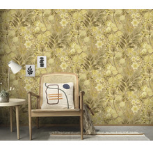 Scen med blommönstrad tapet, stol, kudde, bord och dekoration för en mysig interiör