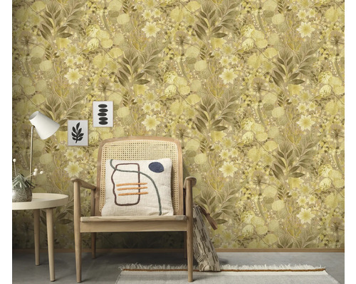 Scen med blommönstrad tapet, stol, kudde, bord och dekoration för en mysig interiör