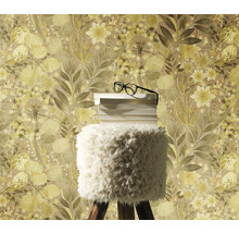 Närbild av en blommig tapet med pall, böcker och glasögon