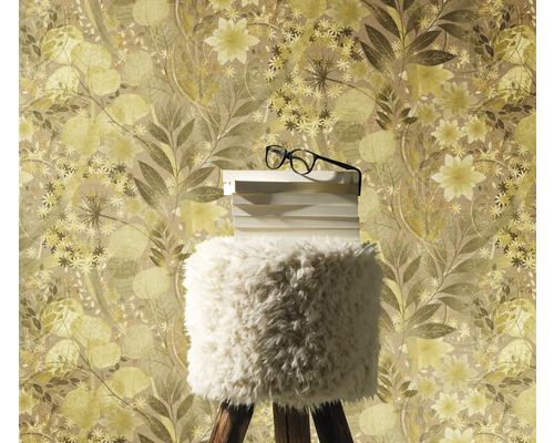 Närbild av en blommig tapet med pall, böcker och glasögon