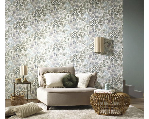 Vardagsrum med blommönstrad tapet, fåtölj och sidobord