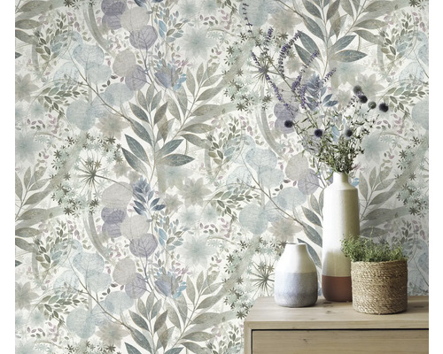 Vägg med blommig tapet och bord med vaser