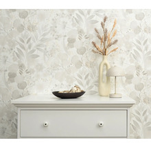 Dekorativ blomstertapet med byrå, lampa och vas med gräs