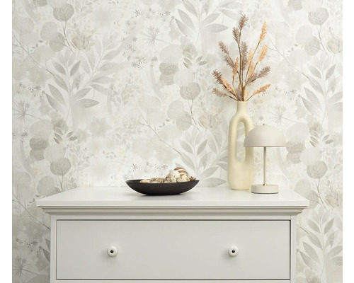 Dekorativ blomstertapet med byrå, lampa och vas med gräs