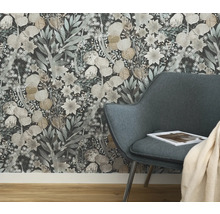 Närbild av en blommig tapet bakom en fåtölj i ett rum