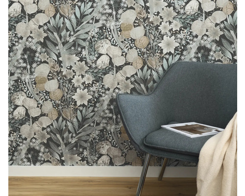 Närbild av en blommig tapet bakom en fåtölj i ett rum