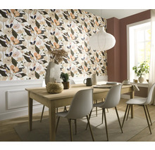 Matsal med matbord, stolar, pendellampa och blommig tapet