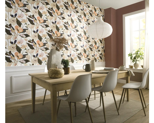 Matsal med matbord, stolar, pendellampa och blommig tapet