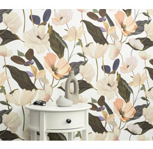 Scen med blommig tapet, nattduksbord och dekorativa vaser