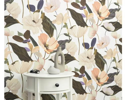 Scen med blommig tapet, nattduksbord och dekorativa vaser