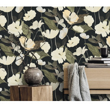 Scen med blommig tapet, vas med grenar och bokstapel