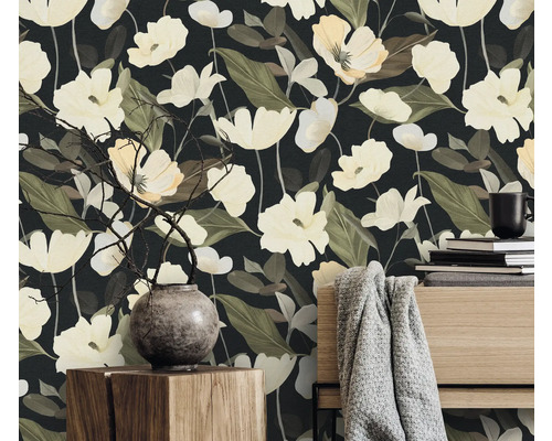 Scen med blommig tapet, vas med grenar och bokstapel