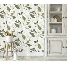 Scen med blommig tapet, köksskåp, pall och köksredskap för en ljus och organiserad rumatmosfär.