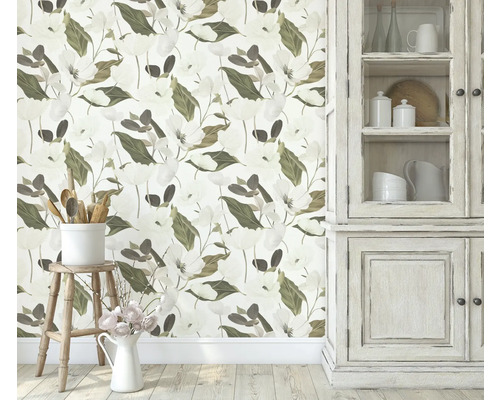 Scen med blommig tapet, köksskåp, pall och köksredskap för en ljus och organiserad rumatmosfär.