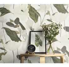 Tapet med blommönster, bord med klocka, vas och bild