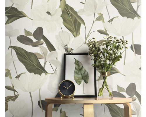 Tapet med blommönster, bord med klocka, vas och bild