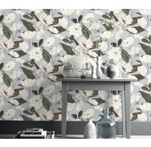 Blommig tapet med blommönster i ett rum med bordsdekoration