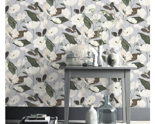 Blommig tapet med blommönster i ett rum med bordsdekoration