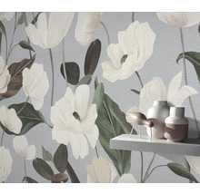 Närbild av en tapet med blommönster i en interiör