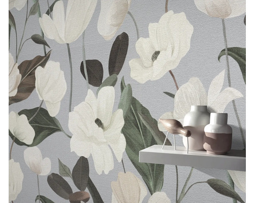 Närbild av en tapet med blommönster i en interiör