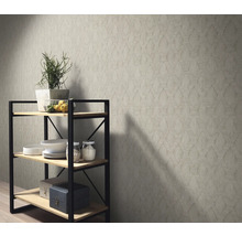 Interiör med mönstrad tapet och hylla