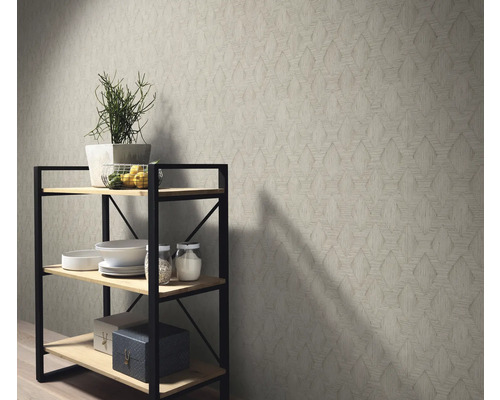 Interiör med mönstrad tapet och hylla