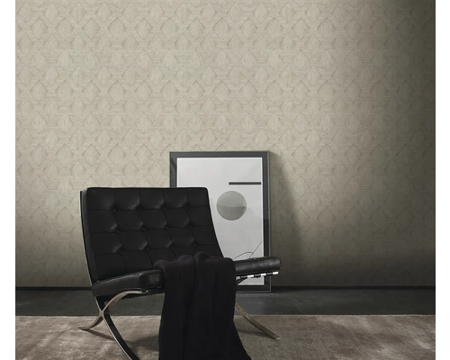 Vardagsrum med mönstrad tapet, fåtölj och tavla