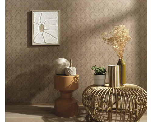 Dekorativ interiör med mönstrad tapet, väggkonst och bordsdekoration.