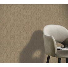 Mönstrad tapet med stol