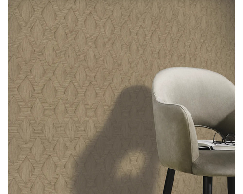 Mönstrad tapet med stol