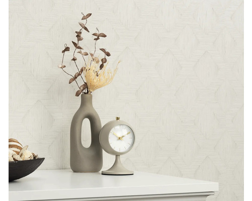 Dekorativt stilleben med bordsklocka, vas och geometrisk tapet