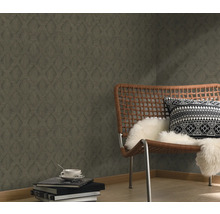 Rumsutsikt med mönstrad tapet, fåtölj och dekoration