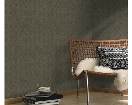 Rumsutsikt med mönstrad tapet, fåtölj och dekoration